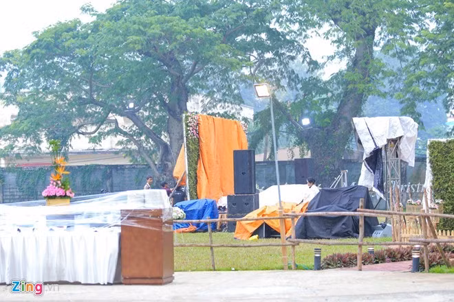 Phông bạt, hệ thống âm thanh ánh sáng và các bàn tiệc nhanh chóng được ê-kíp hậu cần che đậy cẩn thận. Trước đó, ban tổ chức hôn lễ của hoa hậu Diễm Hương cũng chuẩn bị sẵn một khu vực bàn tiệc có mái che để đề phòng sự thay đổi của thời tiết.