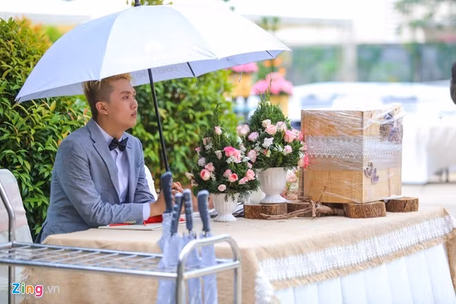 Tuy nhiên, thời tiết không chiều lòng người. Khi quan khách bắt đầu ổn định chỗ ngồi để chuẩn bị bắt đầu bữa tiệc thì trời Sài Gòn đổ mưa. Diễm Hương - Quang Huy cùng các khách mời vội vã di chuyển vào khu vực có mái che. Bà mẹ một con chỉ mời khoảng 200 khách gồm gia đình và bạn bè thân thiết tới tiệc cưới.