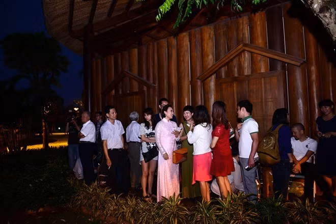 Nữ ca sĩ đứng trú mưa và vui vẻ trò chuyện cùng các khách mời. Không lâu sau đó, khi trời quang mưa tạnh, đám cưới của Khánh Linh và doanh nhân Trần Tùng tiếp tục được tổ chức trong không gian thoáng đãng ngoài trời.