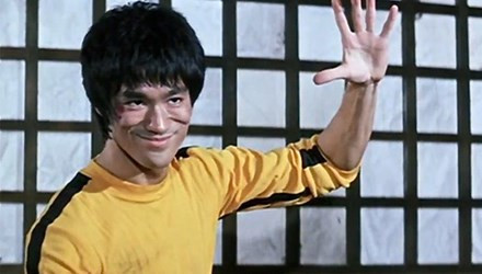 Lý Tiểu Long trong bộ đồ màu vàng khi đóng bộ phim cuối cùng.