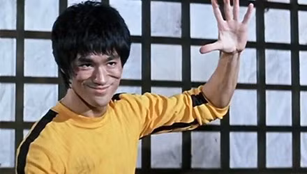 Lý Tiểu Long trong bộ đồ màu vàng khi đóng bộ phim cuối cùng.