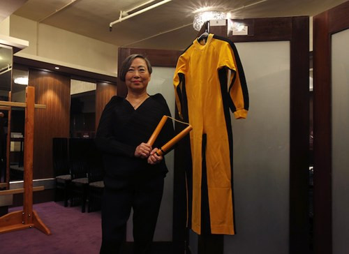 Bộ trang phục được đem ra đấu giá.