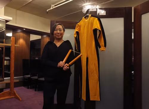 Bộ trang phục được đem ra đấu giá.