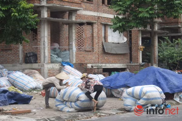 Các căn biệt thự giá hàng chục tỷ được tận dụng buôn bán đồng nát, phế liệu.