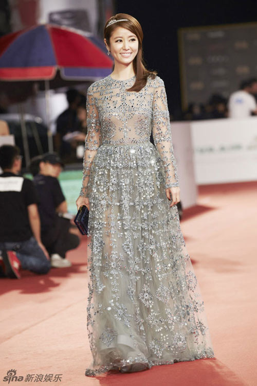 Lâm Tâm Như xuất hiện tại lễ trao giải Kim Chung Đài Loan 2015 với chiếc đầm xuyên thấu sang trọng và thanh lịch.
