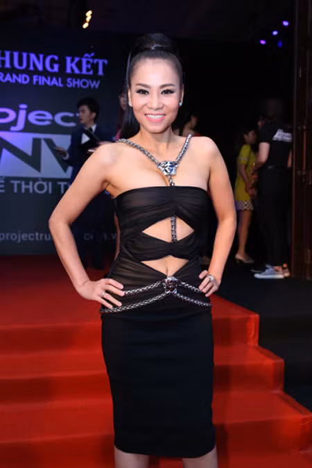 Thu Minh ưa chuộng những thiết kế cut out táo bạo.