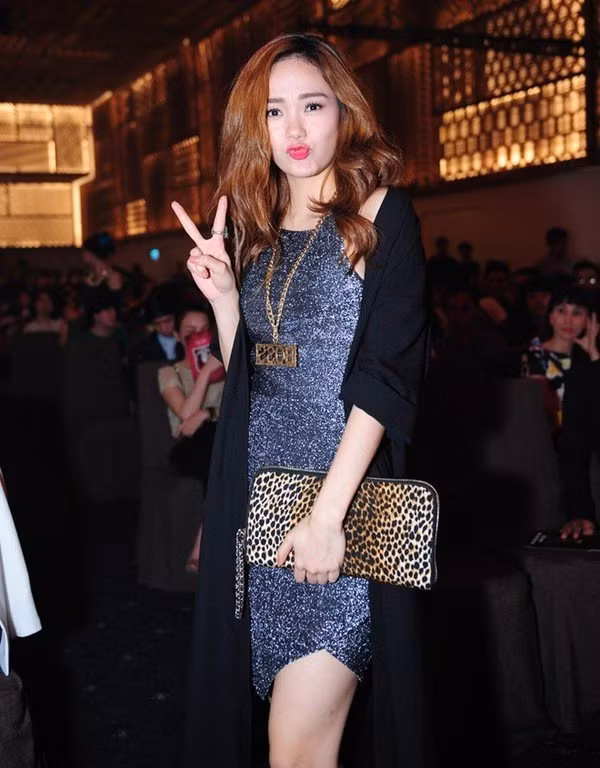 Minh Hằng và set đồ ánh kim hoàn hảo, vừa sang trọng vừa trẻ trung.