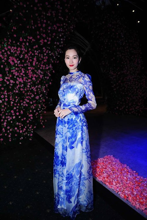 Ở thảm đỏ thời trang trong nước, hoa hậu Đặng Thu Thảo cũng từng lọt top sao đẹp khi diện chiếc váy xuyên thấu với họa tiết nhẹ nhàng, tinh tế.
