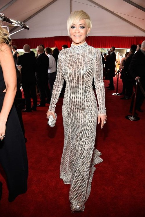 Rita Ora cũng tự tin diện trang phục ánh kim lấp lánh trong lễ trao giải Grammy 2015 vừa qua.