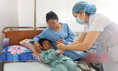 Tá hỏa chiếc kèn đồ chơi trong phổi bé 6 tuổi Ta hoa chiec ken do choi trong phoi be 6 tuoi