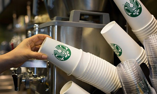 Starbucks lại bị cáo buộc ăn bớt đồ uống trong sản phẩm. Ảnh: Bloomberg