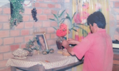 Chồng chị Ngọc thắp nén nhang cho vợ.