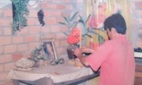 Chồng chị Ngọc thắp nén nhang cho vợ.