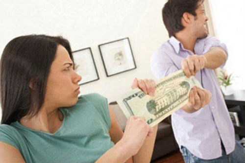 Câu chuyện về người chồng ki bo gây tranh cãi. (Ảnh minh họa)