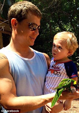 Hai bố con Bobby Wesson.