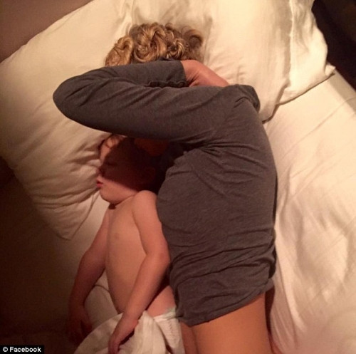 Sau khi bức ảnh trên được đăng, một loạt các lời cầu hôn đã được gửi đến Bobby Wesson từ các fan nữ khiến ông chồng này rất phiền lòng.