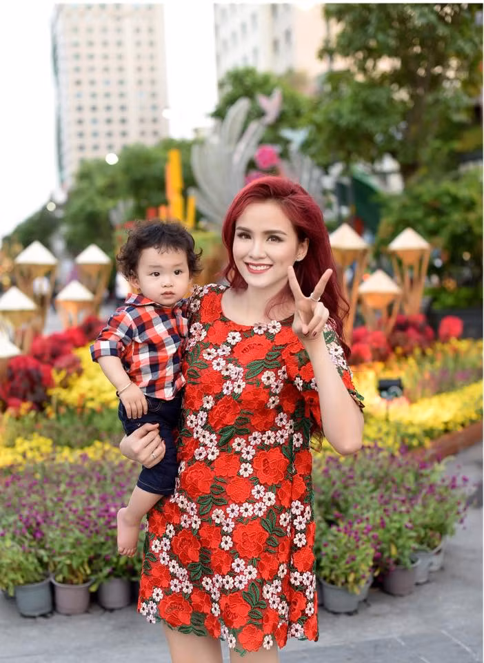 Hoa hậu Diễm Hương "Facebook của Cá, nhưng anh nhỏ "xâm lăng" toàn phần. Có con không phải là việc gì to lớn, mang thai và sinh con cũng chẳng phải điều gì phi thường, nhưng sự hiện diện của con làm thay đổi toàn diện cuộc sống của Mẹ. Bây giờ kiếm hình có mặt mình thì cũng phải dính anh ấy".
