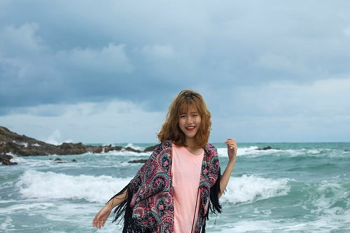 Bạn bè nhận xét nữ sinh trường báo này là một người khá cởi mở, hòa đồng và vô cùng nhiều tài lẻ như biết chơi guitar, ảo thuật, làm bánh và cả thiết kế tóc.