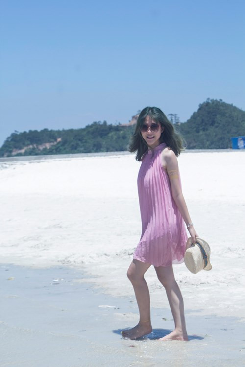 Cô nàng xinh đẹp này rất thích đi du lịch, khám phá, thích nấu ăn và tất nhiên không thể thiếu việc làm đẹp. Cô nàng hào hứng cho biết : “Mình rất thích làm đẹp cho những người xung quanh, vì thấy mọi người đẹp mình vui lắm”.