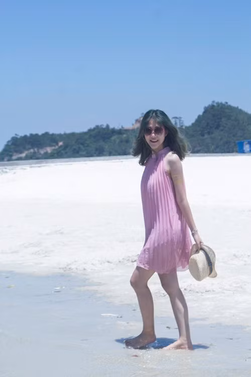 Cô nàng xinh đẹp này rất thích đi du lịch, khám phá, thích nấu ăn và tất nhiên không thể thiếu việc làm đẹp. Cô nàng hào hứng cho biết : “Mình rất thích làm đẹp cho những người xung quanh, vì thấy mọi người đẹp mình vui lắm”.