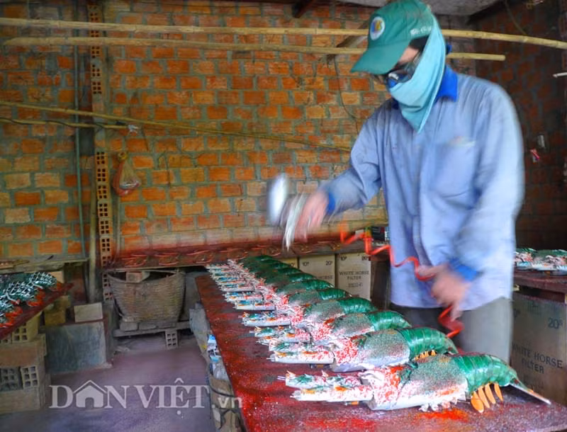 Để tôm tre không bị mối mọt tấn công, gia đình cụ Châu đã ngâm tre nguyên liệu liên tục trong 6 tháng dưới ao bùn, sau vớt lên phơi thật khô và dùng phương pháp đặc biệt để chống tác hại từ bên ngoài, tăng độ tuổi cho tôm tre.