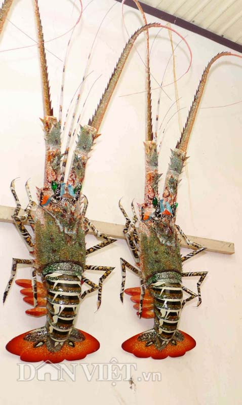 Vợ chồng cụ Châu chủ yếu phụ trách việc làm râu tôm. Hai người cháu gái chịu trách nhiệm việc lắp ráp các đốt tre để tạo hình cho con tôm. Những việc còn lại như: cưa đốt tre, sơn màu... đều do vợ chồng anh Sơn lo liệu.