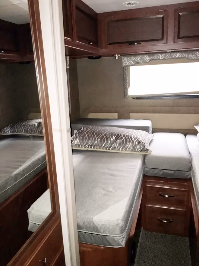 Giường ngủ được thiết kế cho 5 người. Ngoài ra, trên xe còn có phòng làm việc hỗ trợ Wi-Fi. Chiếc Thor Vegas hiện đã được bàn giao cho chủ nhân ở Hà Nội.