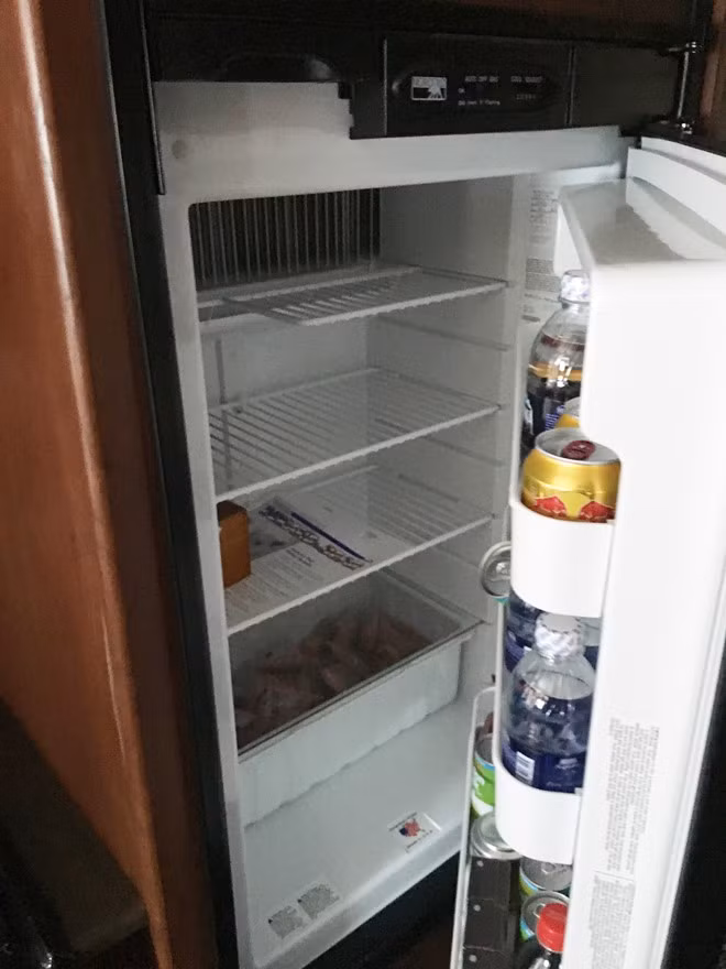 Tủ lạnh với nhiều ngăn để đồ ăn, thức uống.