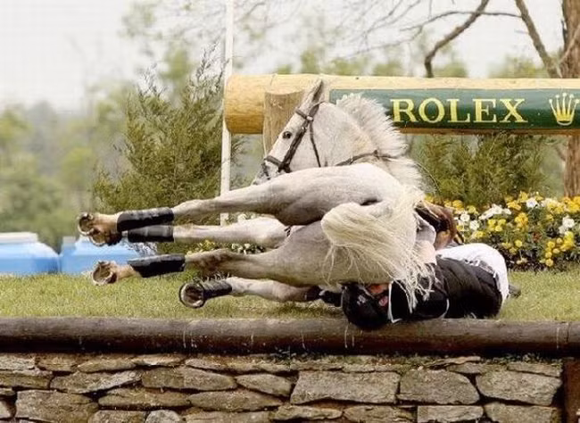 Mệt quá rồi, tránh ra cho anh nằm nghỉ tí nào.