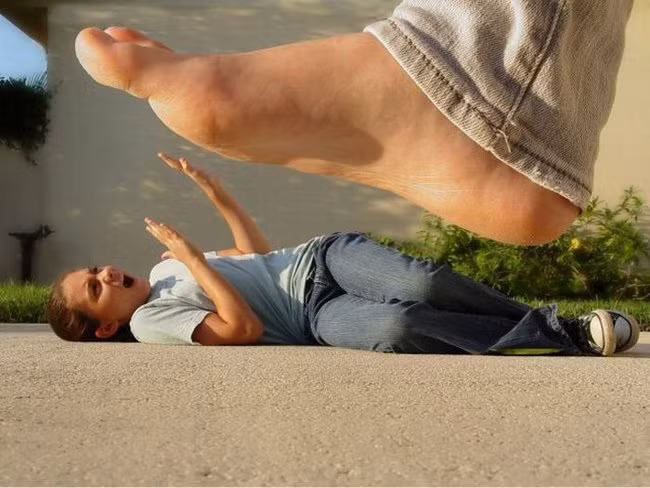 Ối giời ơi, người khổng lồ xuất hiện.