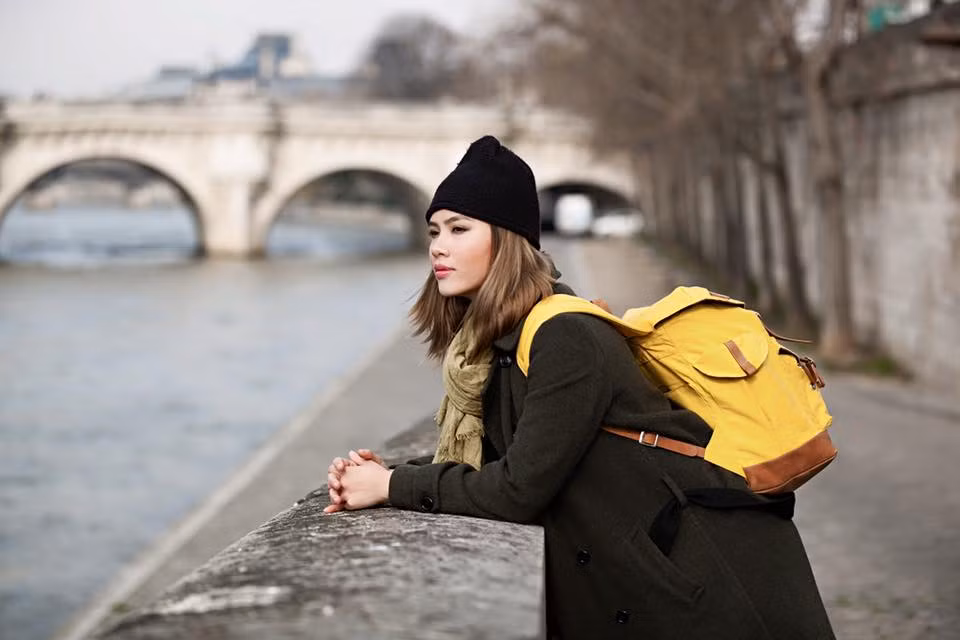 Hoàng My tâm sự: Vừa sau một vết thương đôi khi người ta không biết nên ôm ấp nỗi đau hay nên lạc quan trở lại. Còn Paris cổ kính vẫn lặng lẽ, vẫn lãng mạn, vẫn êm đềm trôi... Hôm qua có tuyết rơi".