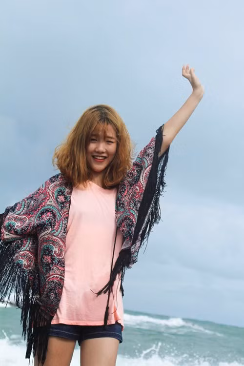 Sinh ra và lớn lên ở Hà Nội nhưng cô bạn dễ thương này thường bị nhầm là người Hàn Quốc vì đôi mắt một mí đáng yêu. Gần đây, Phan Hương còn liên tục xuất hiện trên các trang mạng với nickname “phiên bản nữ của Baekhyun (EXO)”.