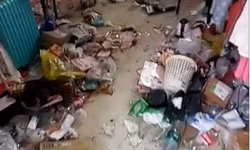 Ký túc xá này không khác gì bãi rác.