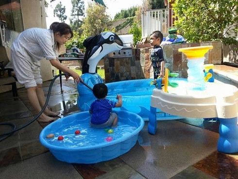 Căn biệt thự còn có sân chơi rộng rãi dành cho các con của Thu Phương.