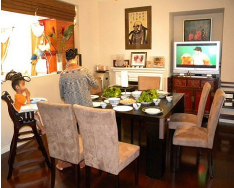 Phòng ăn được sắp xếp và trang trí ấm cúng.