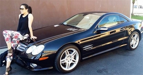 Chiếc xế sang này là món quà trong ngày lễ tình nhân Valentine Dũng Taylor tặng cho Thu Phương. Ngoài ra, cô còn được chồng tặng nhiều món đồ hiệu đắt tiền.