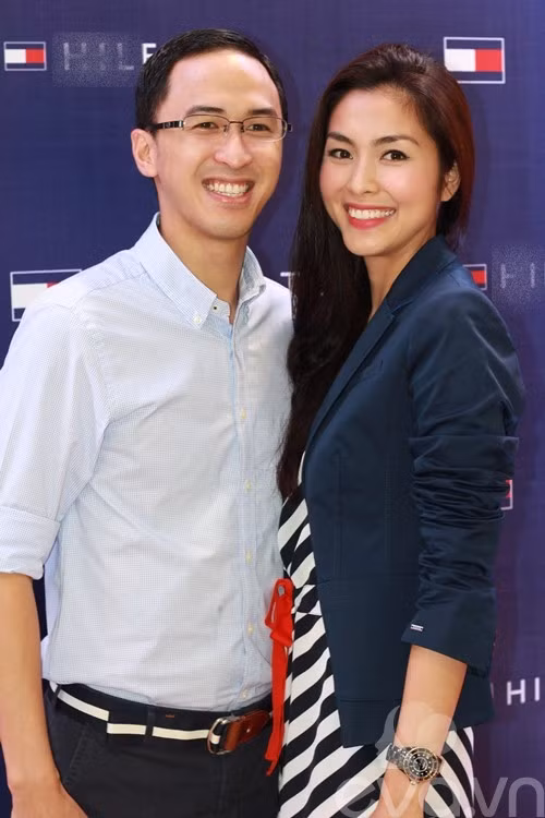 3. Tăng Thanh Hà - Louis Nguyễn Tặng Thanh Hà là một trong số những chân dài Việt lấy chồng giàu có vẻ đẹp "sắc nước hương trời" nhất. Ông xã của nữ diễn viên không ai khác chính là Việt kiều Philippines Louis Nguyễn, con trai thứ 2 của gia đình quý tộc Jonathan Hạnh Nguyễn. Ông Jonathan hiện nắm giữ trong tay nhiều tập đoàn, công ty xuyên quốc gia ở khu vực châu Á. Sau khi lập gia đình, Hà Tăng "lui về ở ẩn" và sinh cho Louis một bé trai kháu khỉnh. Hiện tại, "ngọc nữ màn ảnh" chuyển sang vai trò giám đốc công ty cô mới thành lập, đồng thời hỗ trợ gia đình chồng trong lĩnh vực kinh doanh.