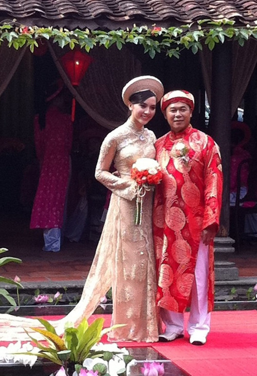 9. Á hậu Dương Trương Thiên Lý - Đại gia ngân hàng Á hậu 2 Hoa hậu Hoàn vũ Việt Nam 2008 đã bất ngờ lên xe hoa cùng Việt kiều Mỹ Tony Toàn - người đàn ông hơn cô 20 tuổi vào năm 2011. Nhà chồng của người đẹp Đồng Tháp hiện là cổ đông lớn nhất trong một ngân hàng nổi tiếng, và tại một tập đoàn từng tài trợ cuộc thi Hoa hậu Hoàn vũ thế giới đưa về Việt Nam. Tuy nhiên sau khi lấy chồng giàu sang, Thiên Lý rút lui hẳn showbiz và chia sẻ rằng giờ cô cảm thấy rất mãn nguyện với vai trò chăm sóc chồng con mà không cần thêm điều gì khác.