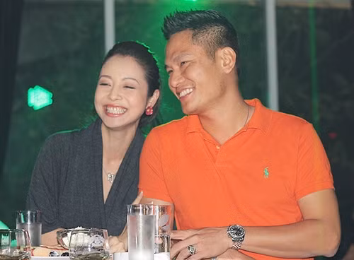 8. Jennifer Phạm - Đại gia FPT Đức Hải Jennifer Phạm cũng là mỹ nhân khá may mắn khi cả 2 lần lấy chồng, cô đều bước vào những gia đình quyền quý, giàu sang có tiếng tại Việt Nam. Cô MC Việt kiều lên xe hoa "tập 2" còn đình đám hơn lần đầu. Gia đình chồng cô được mệnh danh là "đại gia công nghệ" - bà Trương Thị Thanh Thanh, mẹ chồng cô là phó chủ tịch Hội đồng quản trị Tập đoàn FPT. Bà đứng thứ 5 trong danh sách những người phụ nữ Việt Nam giàu nhất năm 2012 với tổng tài sản 576 tỷ VNĐ. Bản thân "thiếu gia" Đức Hải cũng là một doanh nhân tài giỏi, thành đạt. Điều đáng nói là Jennifer đã mở lòng đón nhận Đức Hải vì anh có trái tim rất nhân hậu, yêu thương con trai riêng của cô hết mực. Vì vậy, cô đã cùng chồng khăn gói sang Mỹ sinh sống, tiếp tục sinh công chúa thứ hai.