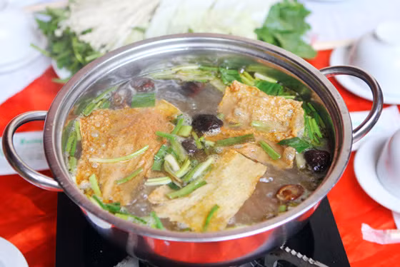 Nếu nhìn theo góc độ bảo vệ sức khoẻ, có lẽ tốt nhất chỉ nên ăn nước lẩu thanh đạm, không cho nhiều loại gia vị, hoặc dùng nước trắng để nhúng mồi.