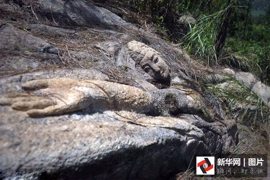 Bi hiem hang tram tuong Phat moc tren da nui