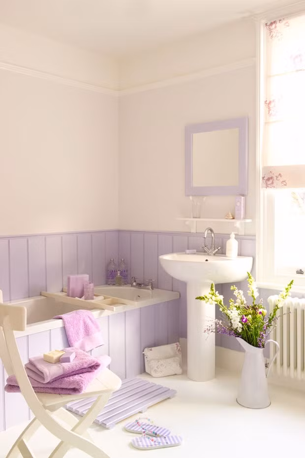 Màu sơn cho phòng tắm Phòng tắm thông thường được lựa chọn màu theo mệnh của gia chủ hoặc màu theo hướng đặt căn phòng. Với những không gian thư giãn được thiết kế, bố trí nhằm kích hoạt ngọn lửa tình yêu, mang lại những cảm xúc tích cực cho cuộc sống lứa đôi, bạn nên chọn lựa những gam màu đủ ấm áp và an lành cho căn phòng như tím nhạt, nâu nhạt, vàng nhạt... Những cặp vợ chồng mới cưới có thể chọn lựa một chút nhấn nhá từ sắc đỏ để tình yêu thêm thăng hoa, tình cảm thêm nồng nàn.