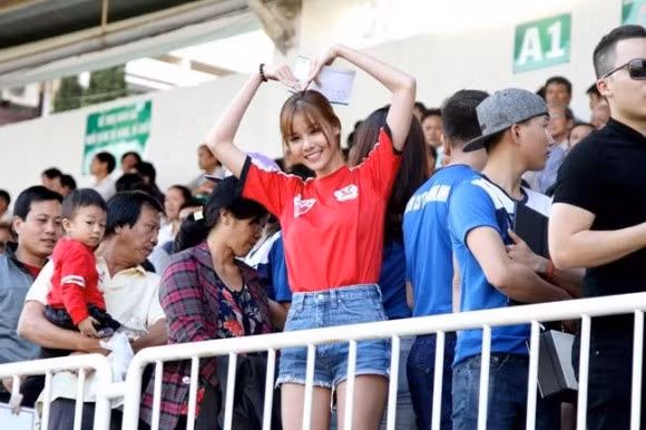 Trong thời gian hẹn hò, Kỳ Hân đón nhận không ít "gạch đá" từ anti-fan. Tuy nhiên, cô luôn tỏ ra thản nhiên trước những bình luận ác ý. Chân dài 9X từng chia sẻ cô hiểu rõ bạn trai sau khi tiếp xúc với bạn bè và gia đình anh.