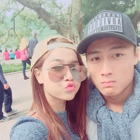 Mạc Hồng Quân nổi tiếng là người đào hoa, vì thế chuyện tình với Kỳ Hân cũng được nhiều người dự đoán "sớm nở tối tàn" như bao mối tình trước đây của anh. Nhưng đến đầu tháng 5, chân dài 21 tuổi chia sẻ họ đã bên được nhau nửa năm.