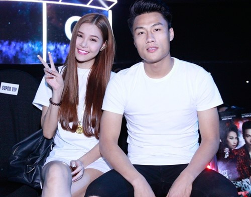 Tối 24/1, lần đầu tiên cặp đôi công khai đi sự kiện cùng nhau. Đây cũng là một trong những lần hiếm hoi họ xuất hiện trước truyền thông.