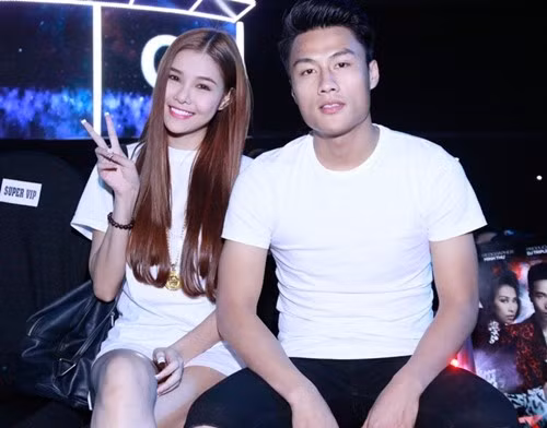 Tối 24/1, lần đầu tiên cặp đôi công khai đi sự kiện cùng nhau. Đây cũng là một trong những lần hiếm hoi họ xuất hiện trước truyền thông.