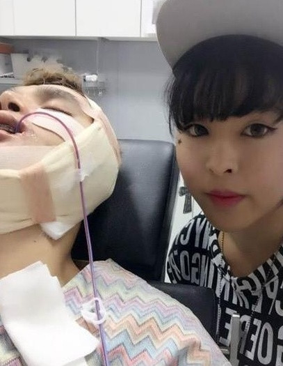 Để có thể sỡ hữu gương mặt thon gọn, trẻ trung hằng mơ ước, chàng trai này sẵn sàng bất chấp đau đớn và những rủi ro tiềm ẩn phát sinh trong quá tình 'lột xác nhờ dao kéo'.