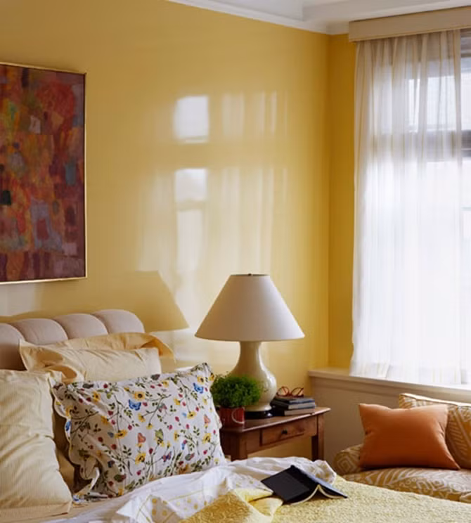 7. Màu vàng sáng Gợi liên tưởng đến sắc màu của nắng, những tông màu vàng tươi sẽ giúp phòng ngủ trở nên rạng ngời, tươi vui hơn bao giờ hết. Bạn cũng có thể chọn những màu sơn bóng để tạo hiệu ứng lung linh, nổi bật cho căn phòng.