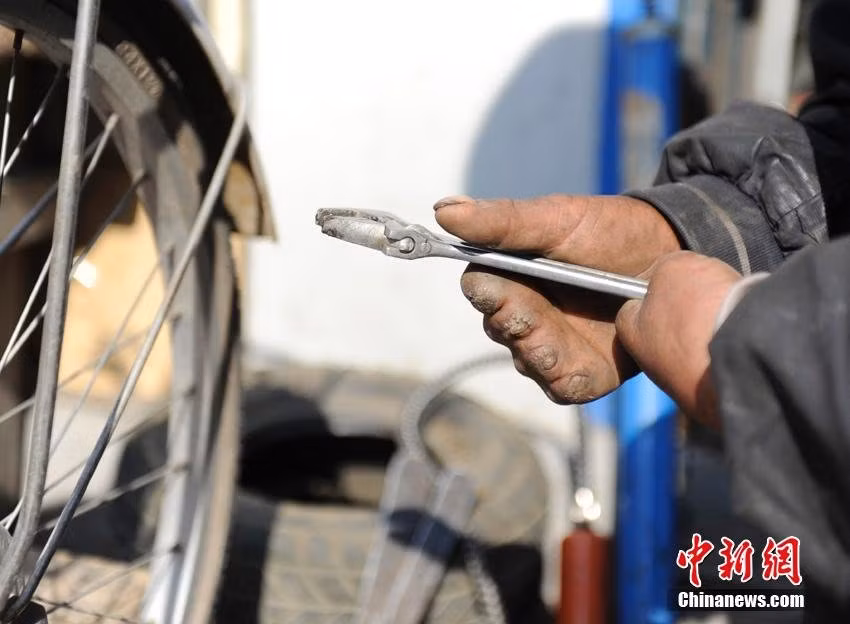 Nói là làm, Nhạc dồn hết những đồng tiền kiếm được khoảng 700 NDT (khoảng 2,4 triệu đồng) mua đồ nghề sửa chữa xe đạp và tập sửa xe. Cái khó của công việc hoàn toàn mới này với người đầy đủ chân tay đã khó, trong khi ông Nhạc phải làm quen với đồ sửa xe bằng một ngón tay duy nhất lại càng là trở ngại vô cùng lớn.