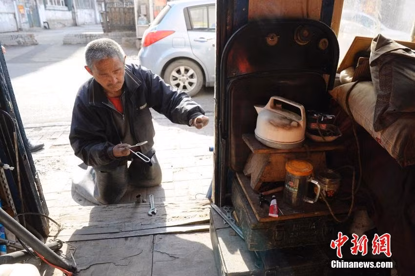 Cả con gái và con rể đều mong đền đáp cha nhưng ông Nhạc đều từ chối và muốn tiếp tục gắn bó với nghề sửa xe đã mang lại cho ông tình yêu. “Hiện tại mỗi ngày tôi đều sửa xe kiếm ra tiền và sống ổn cả”, ông Nhạc tâm sự và cảm thấy lạc quan về cuộc sống của bản thân.